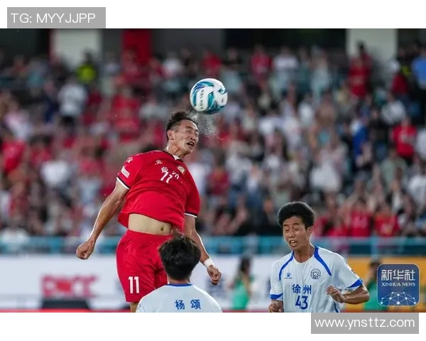 粗腿球星踢足球的力量与技巧并存，谁是赛场上最具震撼力的球员？