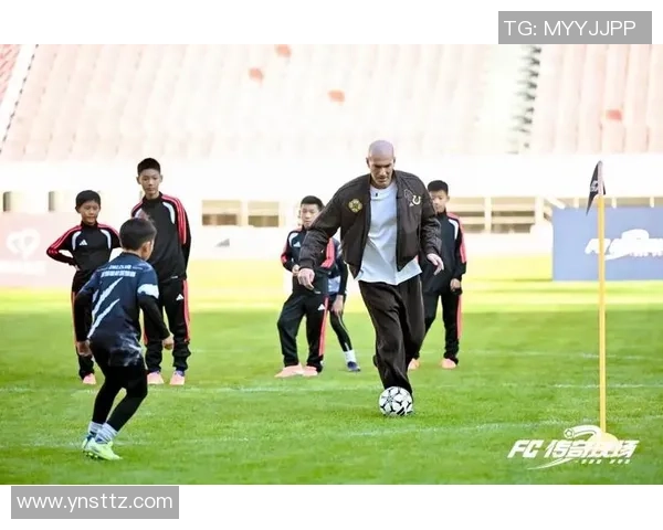 足球剪影挑战赛，猜猜这些球星背影藏着谁的传奇故事