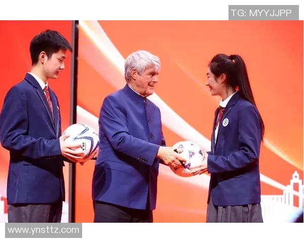 足球明星签名赠送球裤引发热潮球迷争相收藏传递运动精神